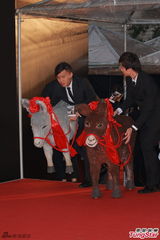 组图：《低俗喜剧》剧组牵骡子亮相金像奖红毯