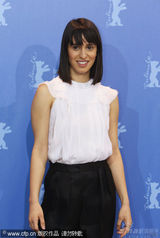 幻灯图集：《沙哈达》主创拍照“不老实”大展童趣 