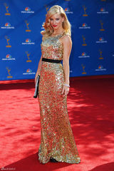 高清组图：艾美奖红毯 希瑟-莫里斯礼服金光闪闪