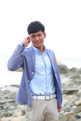 组图：于晓光海边休闲写真 熟男偶尔也清新