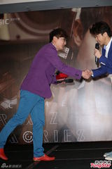 组图：光良举办新专辑发片记者会 张信哲站台