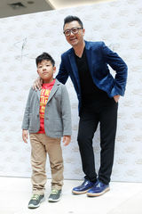 组图：郭涛携子开店捞金 石头叫兽头萌翻全场