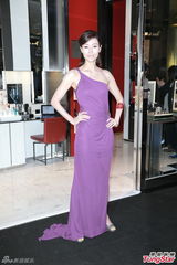 组图：李嘉欣否认婆媳不和 正狂练人鱼线