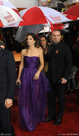 高清组图：桑德拉-布洛克透视紫裙现身 大展性感