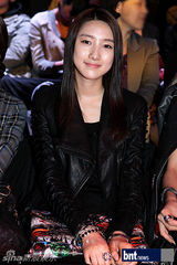 组图：裴素恩赵达焕等众星盛装出席时装展