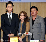 组图：韩国艺人张根硕为母校捐赠六百六十万人民币