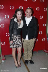 组图：郑裕玲优雅蓝裙现身为《财智达人2》录影