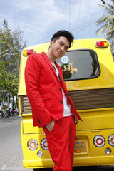 组图：翟天临温暖普吉街拍登杂志封面