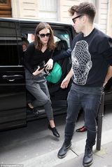 组图：凯拉-奈特莉出席巴黎时装周 新装展蛮腰