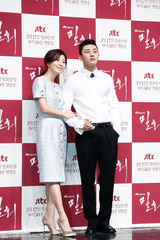 独家高清：金喜爱刘亚仁《密会》发布深情对视