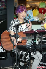 组图：阿沁升格当作家 F.I.R年底出新专辑