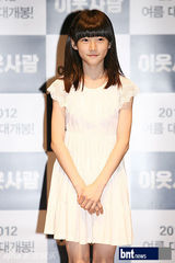 组图：韩星金允珍金赛纶等宣传新片《邻居》