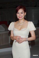 组图：历任港姐聚首 朱玲玲赞张名雅皮肤好