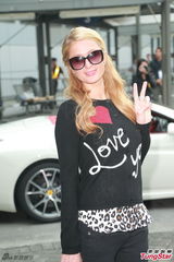 组图：希尔顿携男友来港 墨镜遮面大方拍照