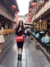 组图：倪妮惬意游古镇 模仿冯绍峰童年照秀恩爱