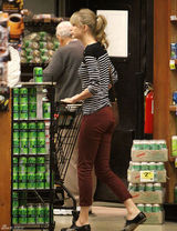 高清组图：泰勒-斯威夫特街拍条纹上衣搭配红裤