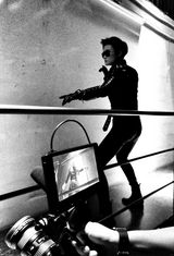 组图：李宇春化身特工拍“WhyMe”大片