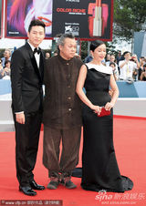 组图：金基德《圣殇》首映 赵敏秀性感长裙秀香肩