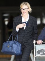 组图：凯特-布兰切特中性装扮酷帅亮相机场