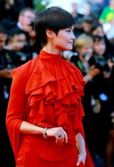 组图：李宇春亮相戛纳红毯 红色晚装柔美华贵