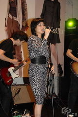 幻灯图：何超仪与偶像乐队合作 张静初拒谈男友