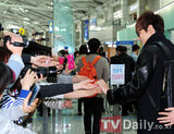 组图：李敏镐全黑酷帅亮相机场打造巨星气势