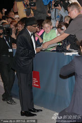 组图：杰克逊纪录片威尼斯首映 导演携全家助阵