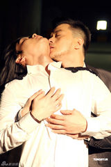 组图：黄耀明为演唱会拍激情短片 拥抱加激吻尺度大