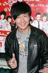 组图：林俊杰否认恋李心艾 视Hebe为女神