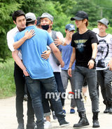 幻灯图：SJ成员强仁入伍现场 正式参军为期两年