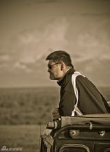 组图：姚明赴非洲拍纪录片 草原上与犀牛合影