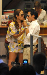 幻灯图集：詹妮弗-洛佩兹夫妇度假 夜店忘情拥吻