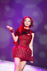 组图：张靓颖上海开唱 脚缠绷带穿高跟鞋热舞