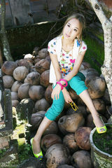 幻灯图：SARA巴厘岛美图 大胆演绎色彩碰撞 