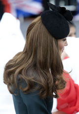 高清图：英国王妃凯特和伊丽莎白女王现身大学