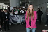 组图：安室奈美惠赴港将开唱 歌迷热情接机