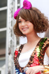 幻灯图：杨丞琳获赠G奶蛋糕 粉丝祝其拥有傲人胸部