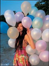 高清：周伟童五彩气球海边浪漫写真 典雅童真