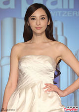 组图：吴佩慈亮相品牌代言礼裙别致优雅