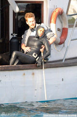 组图：哈莉-贝瑞拍海上落水戏 穿潜水服湿身出镜