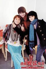 组图：周秀娜携众香港嫩模拍摄月历花絮