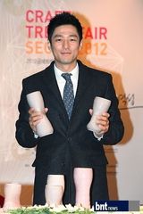 组图：韩星池珍熙任2012工艺博览会宣传大使