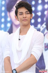 组图：汪东城蔡旻佑台北为电视原声带签唱