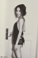组图：姜欣雨黑丝透视装裸空秀美背
