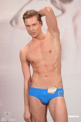 组图：“大只男”陈景国亚洲先生泳装秀遭胸袭  