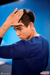 组图：彭于晏湿身拍广告 展示性感人鱼线