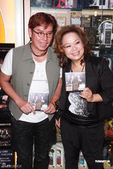 组图：谭咏麟为个唱彩排练歌致声音沙哑