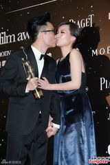 组图：最佳男配角郑中基后台激吻太太余思敏