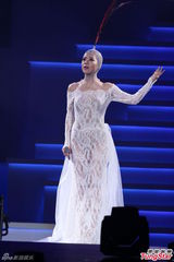 组图：丁当开唱险出事故 与徐佳莹女女亲吻