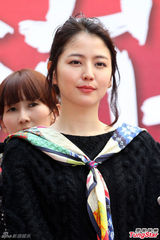 组图：长泽雅美遭熊抱 蓝正龙单手托女神耍帅